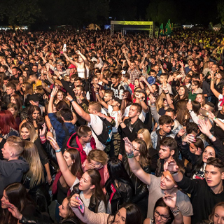 Tömeg élvezi az előadást